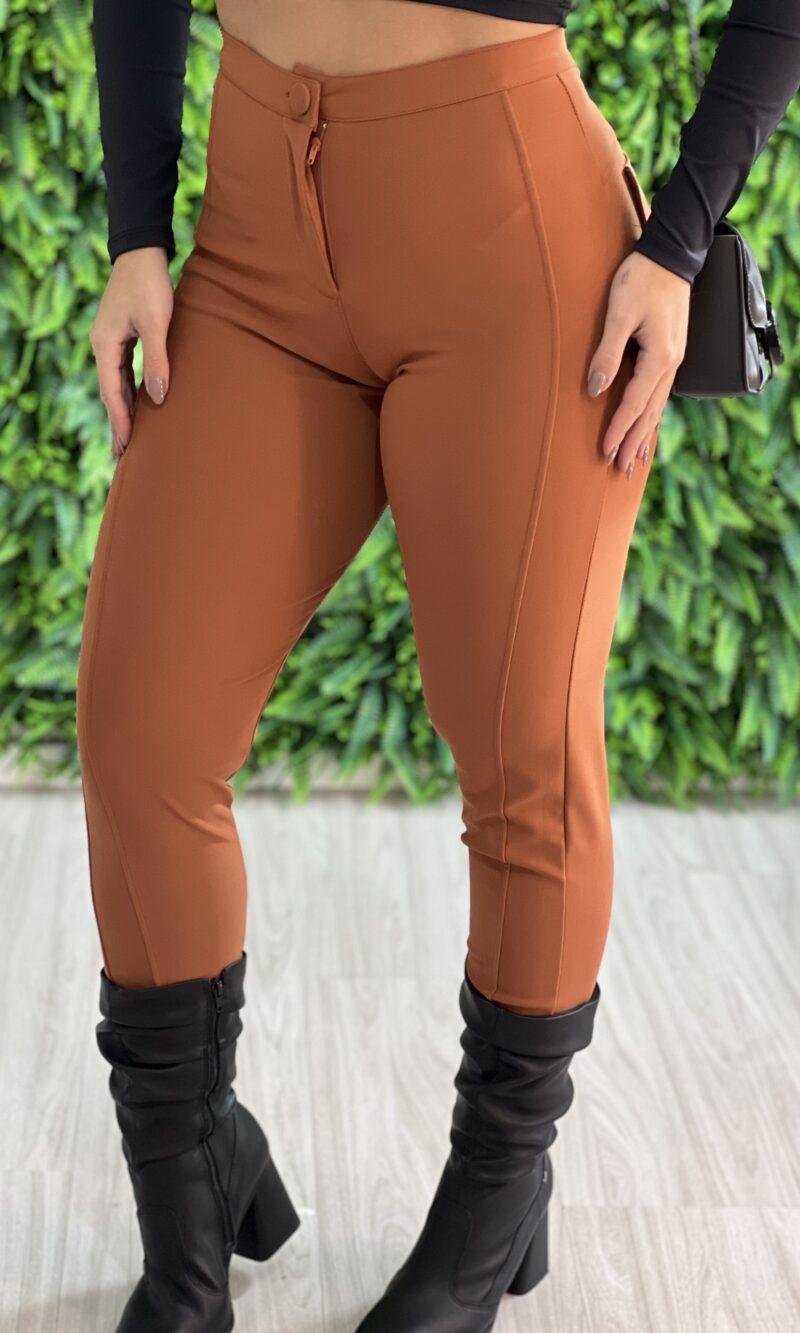 calça courino amanda caramelo