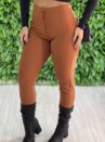 calça courino amanda caramelo