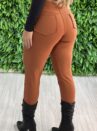 calça courino amanda caramelo