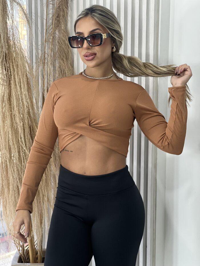cropped manga longa lili caramelo