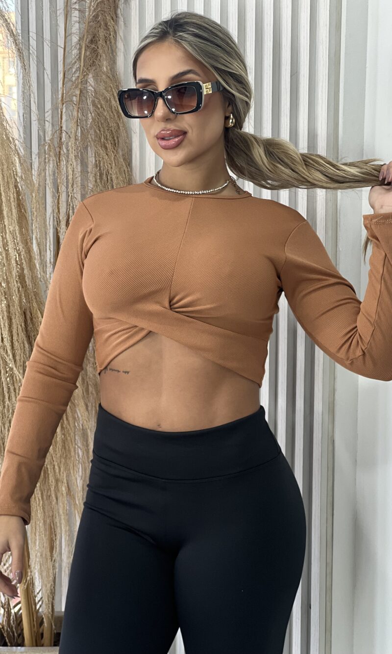 cropped manga longa lili caramelo