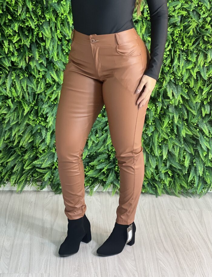 calça courino amanda caramelo