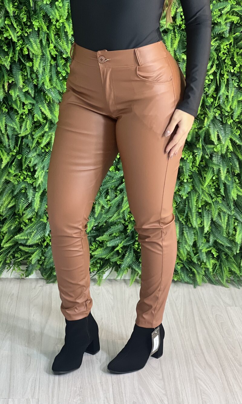 calça courino amanda caramelo