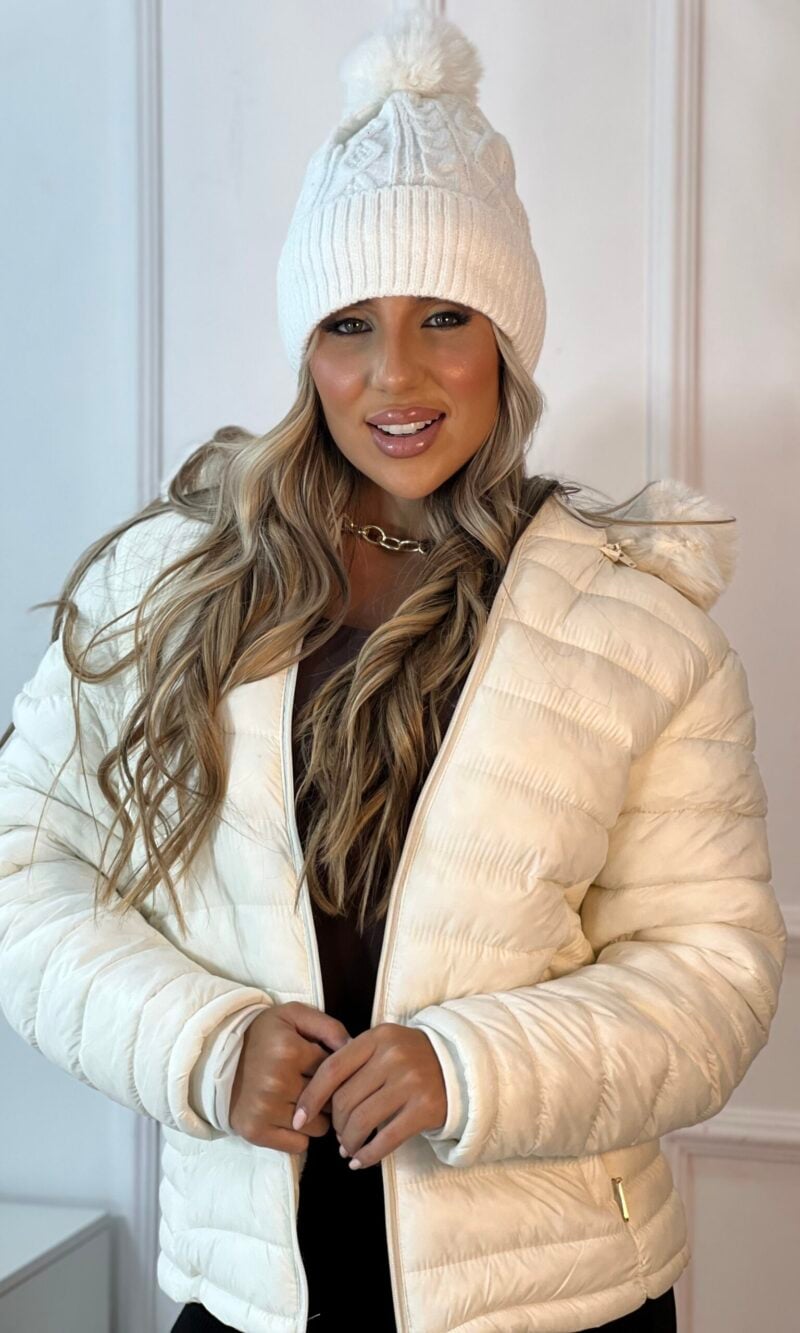 touca peluciada pompom branco