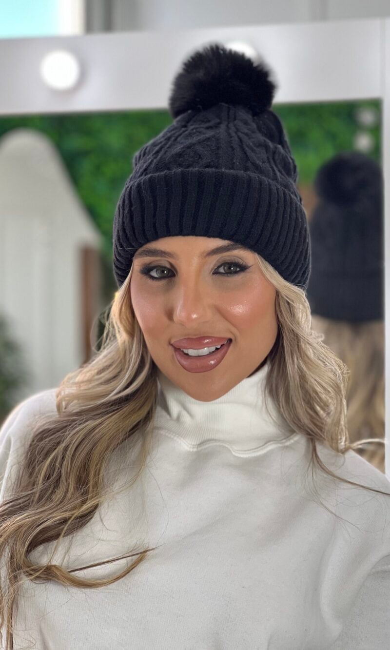 touca peluciada pompom preto