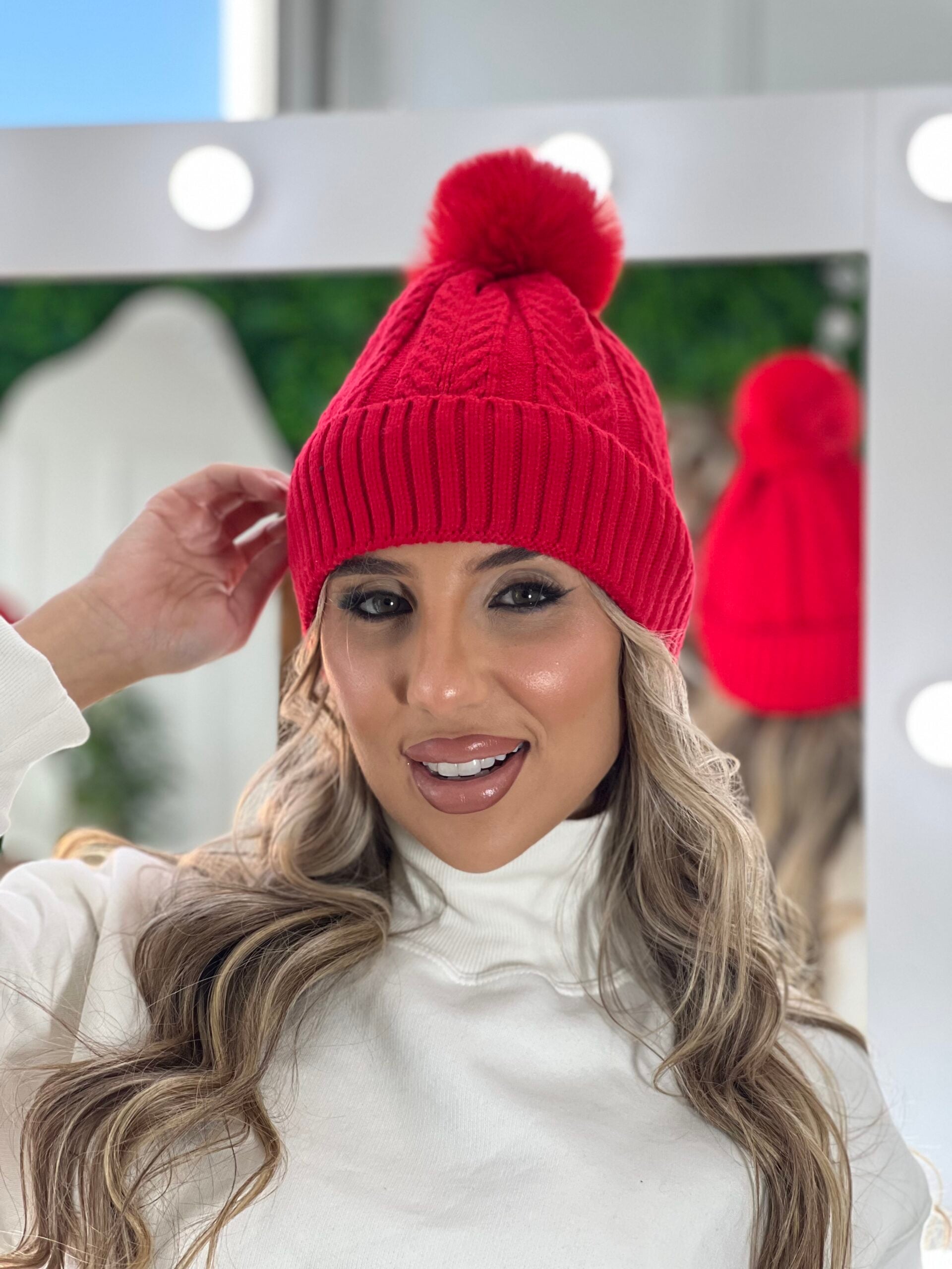 touca peluciada pompom vermelho touca peluciada pompom vermelho