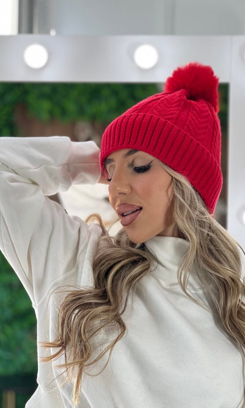 touca peluciada pompom vermelho touca peluciada pompom vermelho