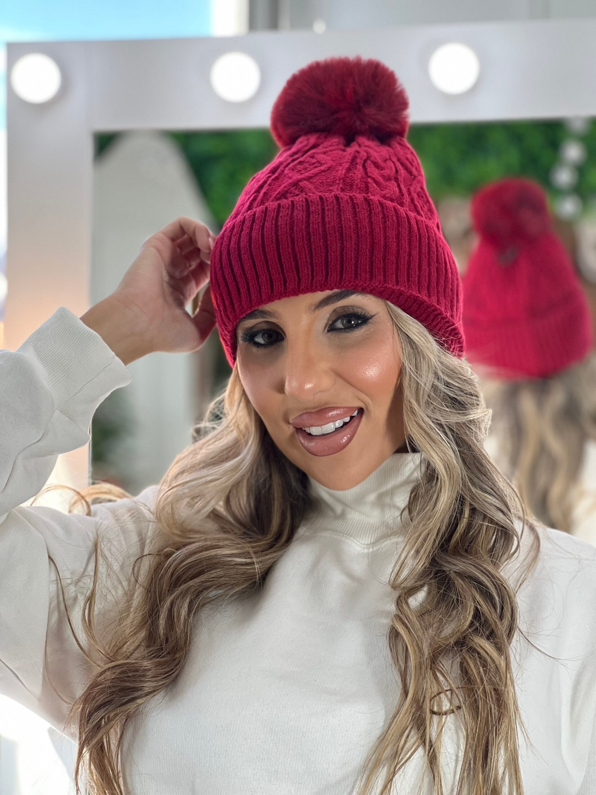 touca peluciada pompom bordo touca peluciada pompom bordo