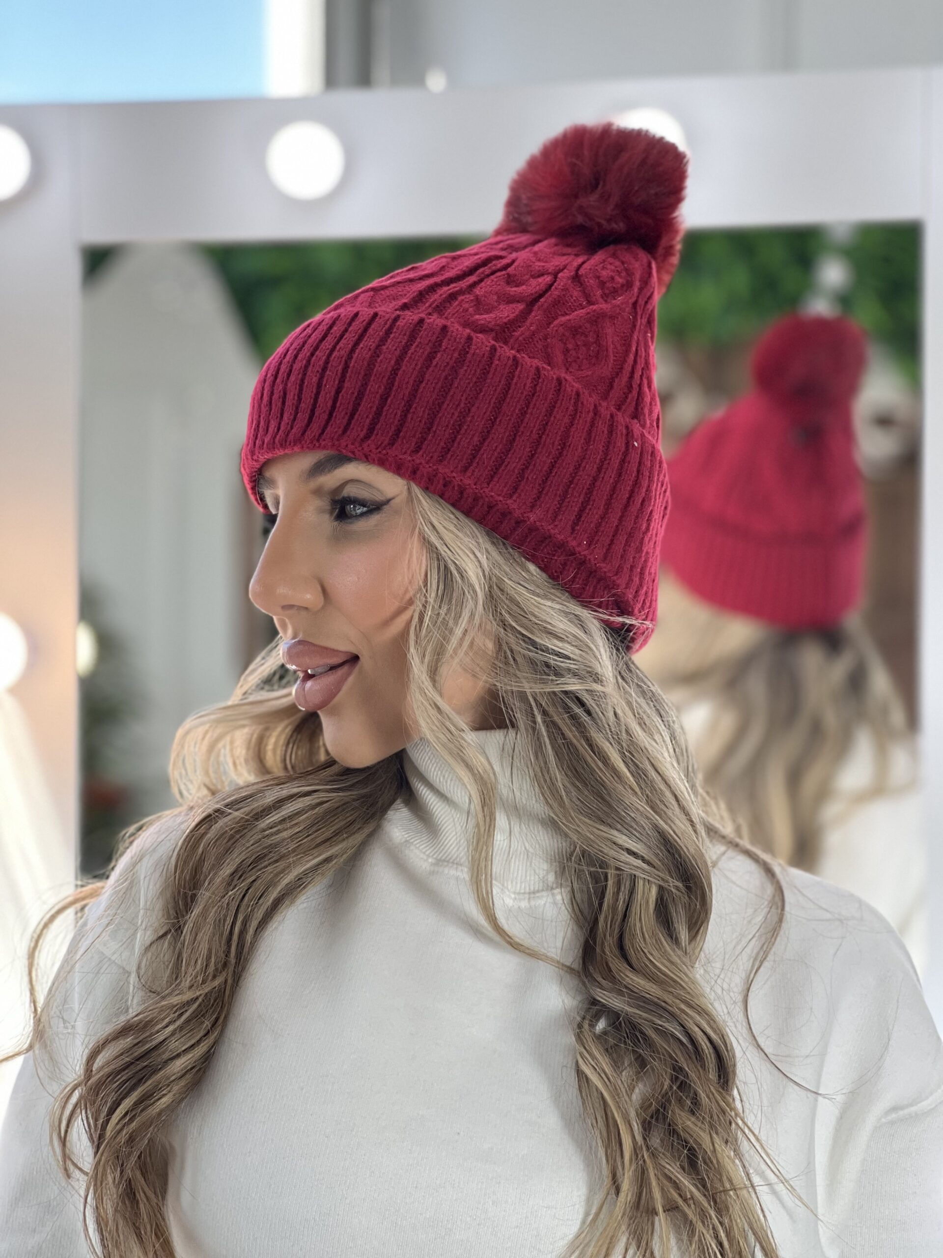 touca peluciada pompom bordo touca peluciada pompom bordo