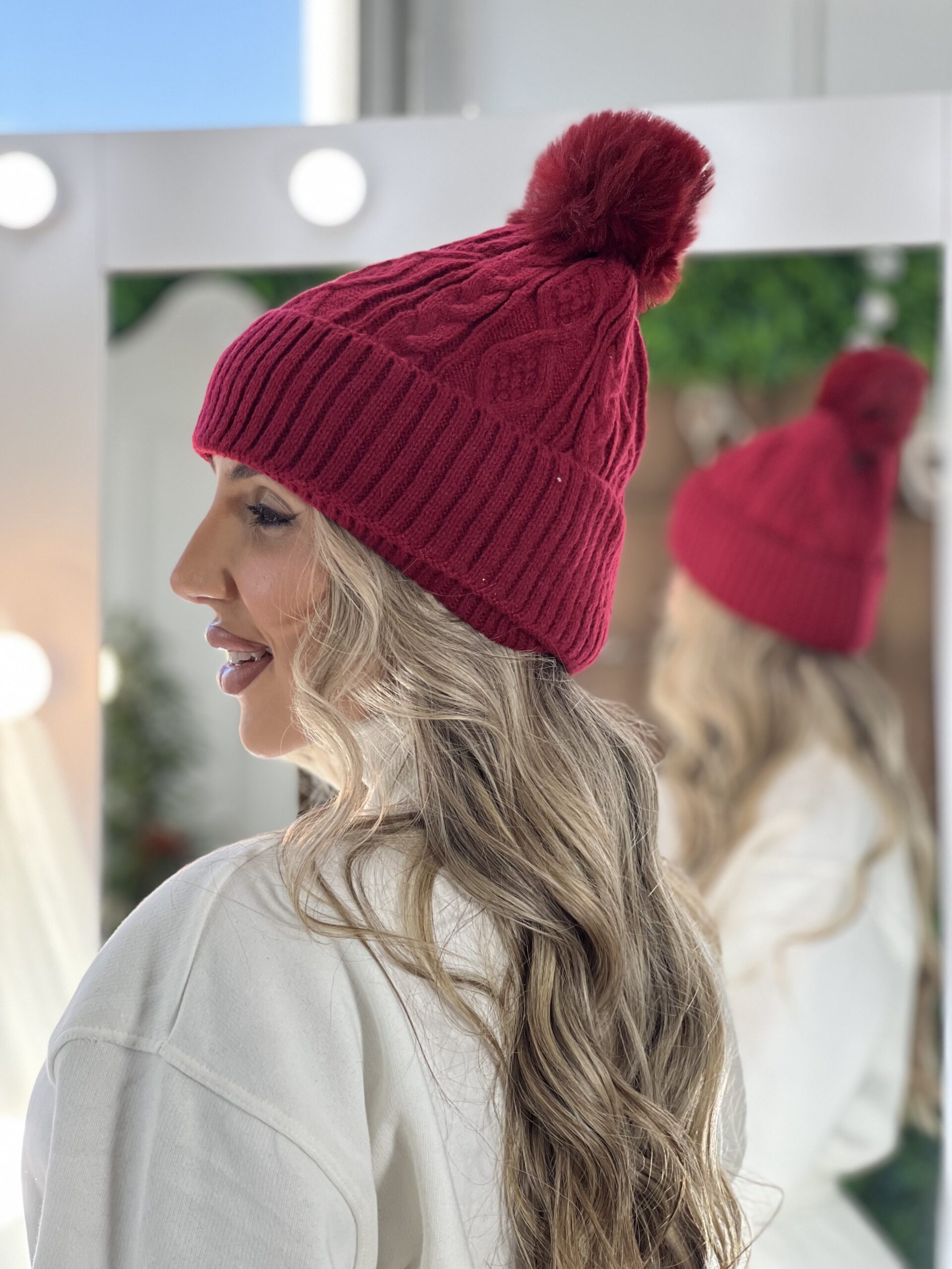 touca peluciada pompom bordo touca peluciada pompom bordo