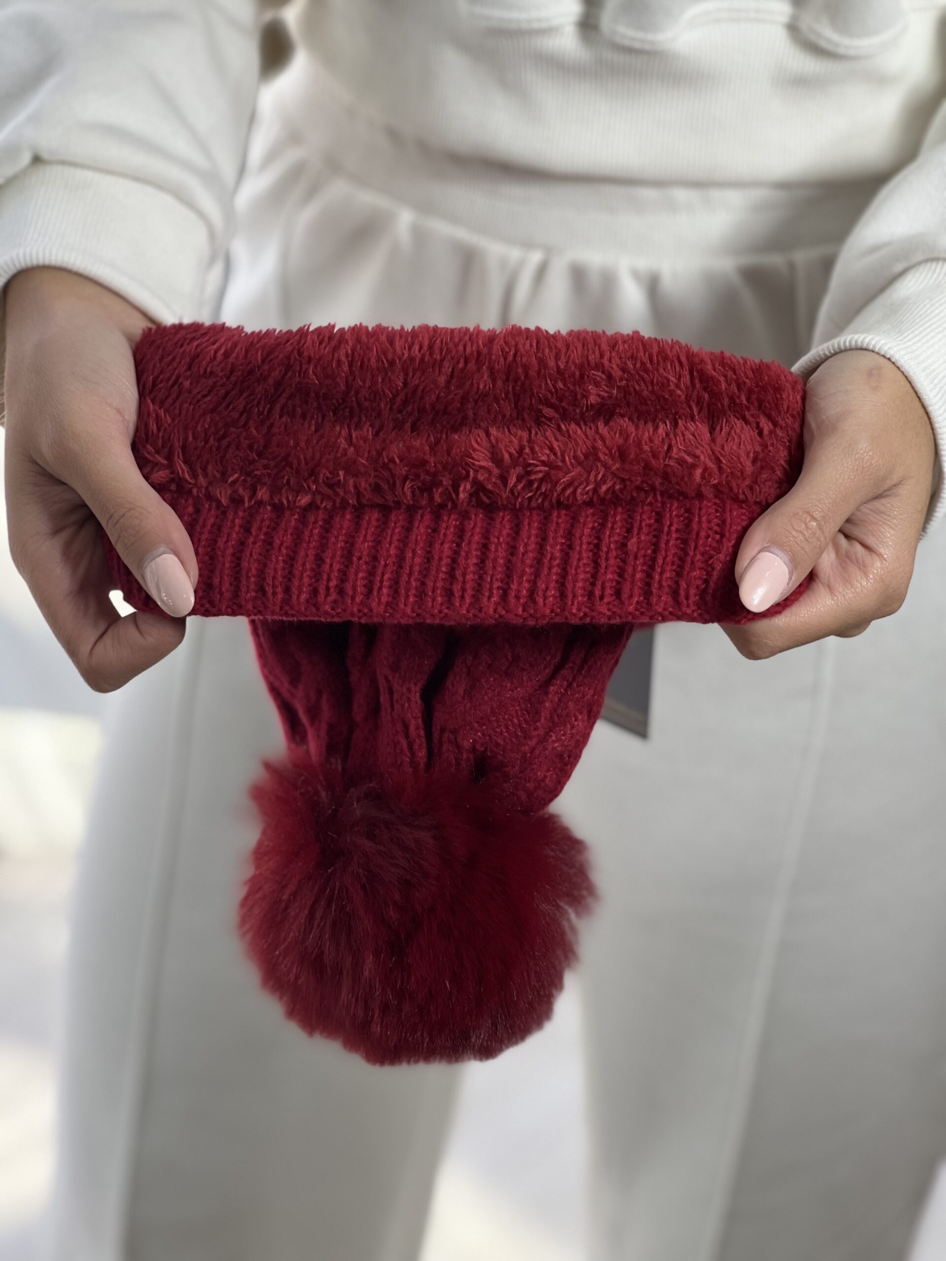 touca peluciada pompom bordo touca peluciada pompom bordo