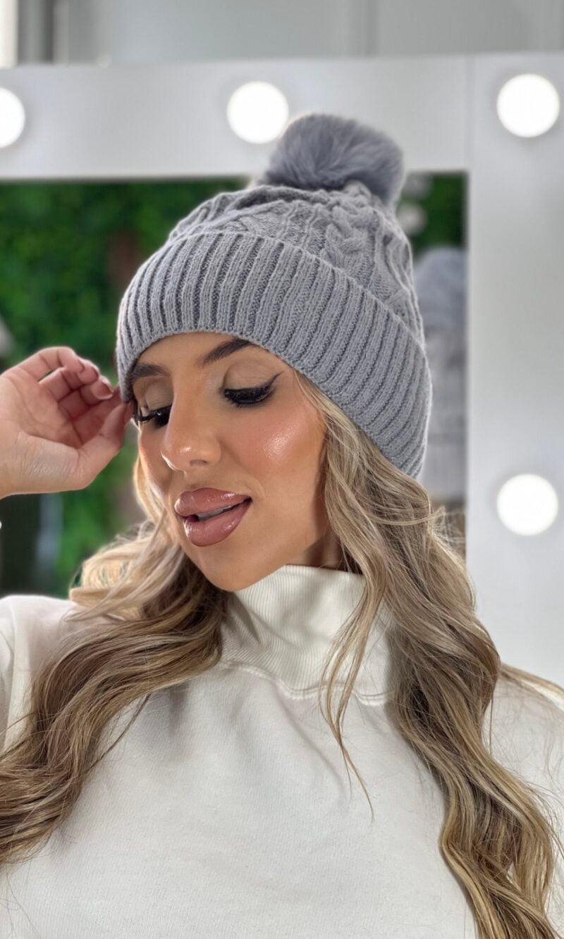 touca peluciada pompom cinza touca peluciada pompom cinza