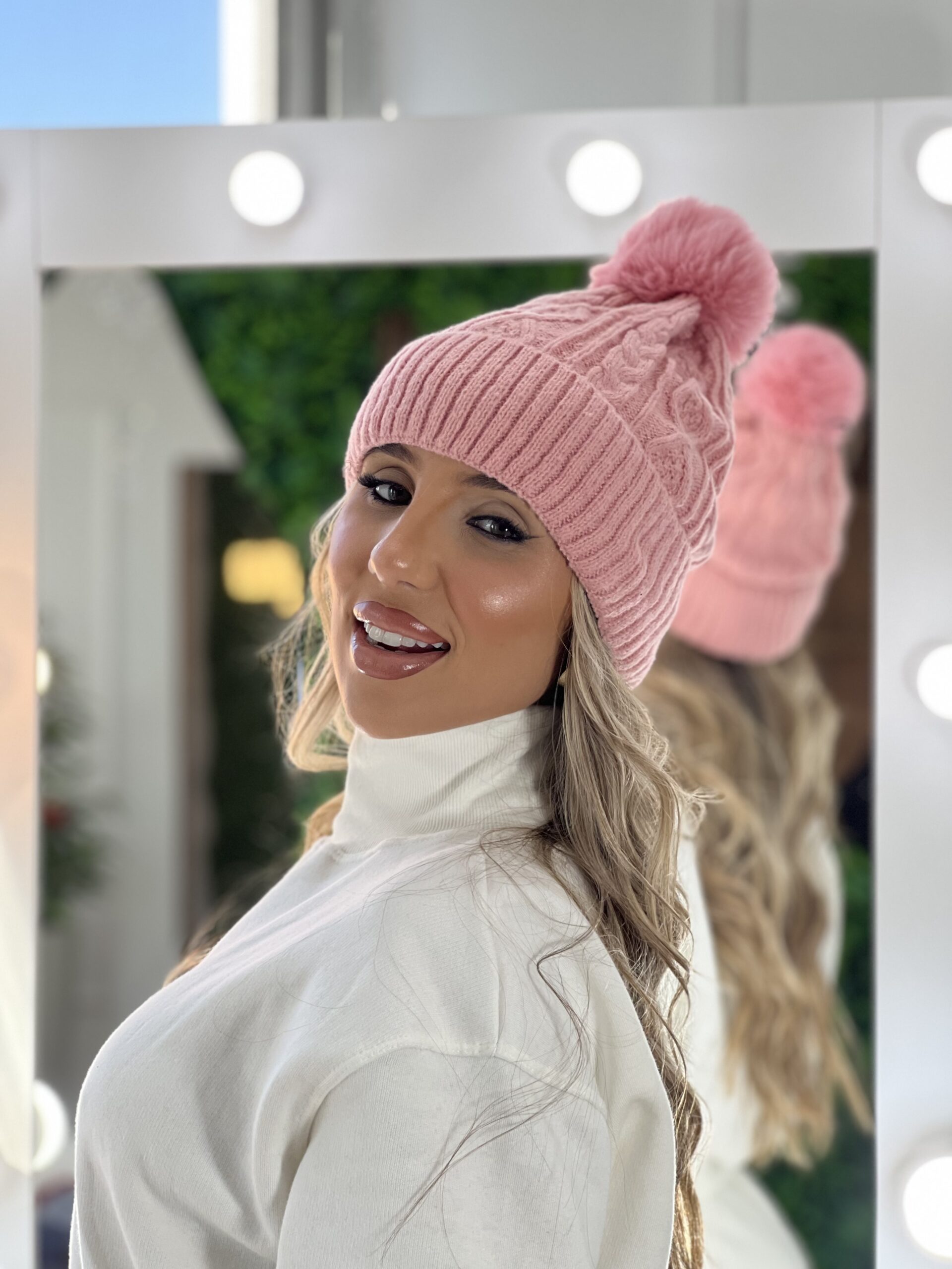 touca peluciada pompom rosa touca peluciada pompom rosa