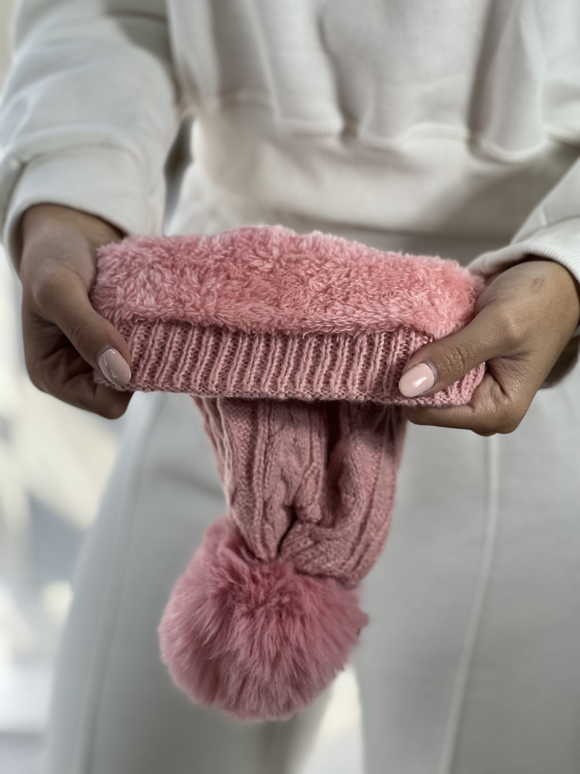 touca peluciada pompom rosa touca peluciada pompom rosa