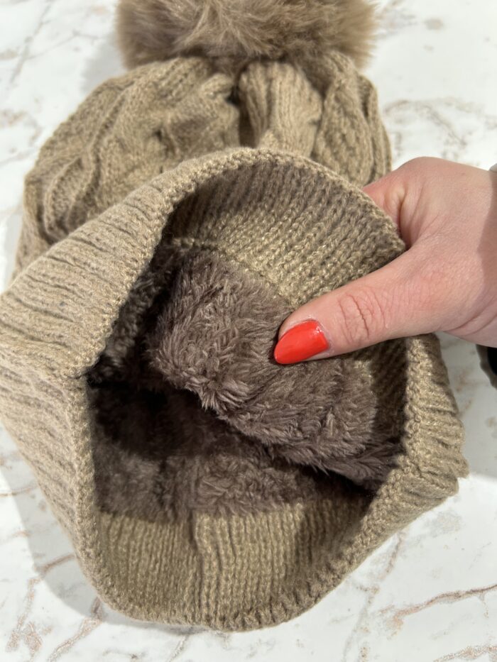 touca pompom bege liso touca pompom bege liso