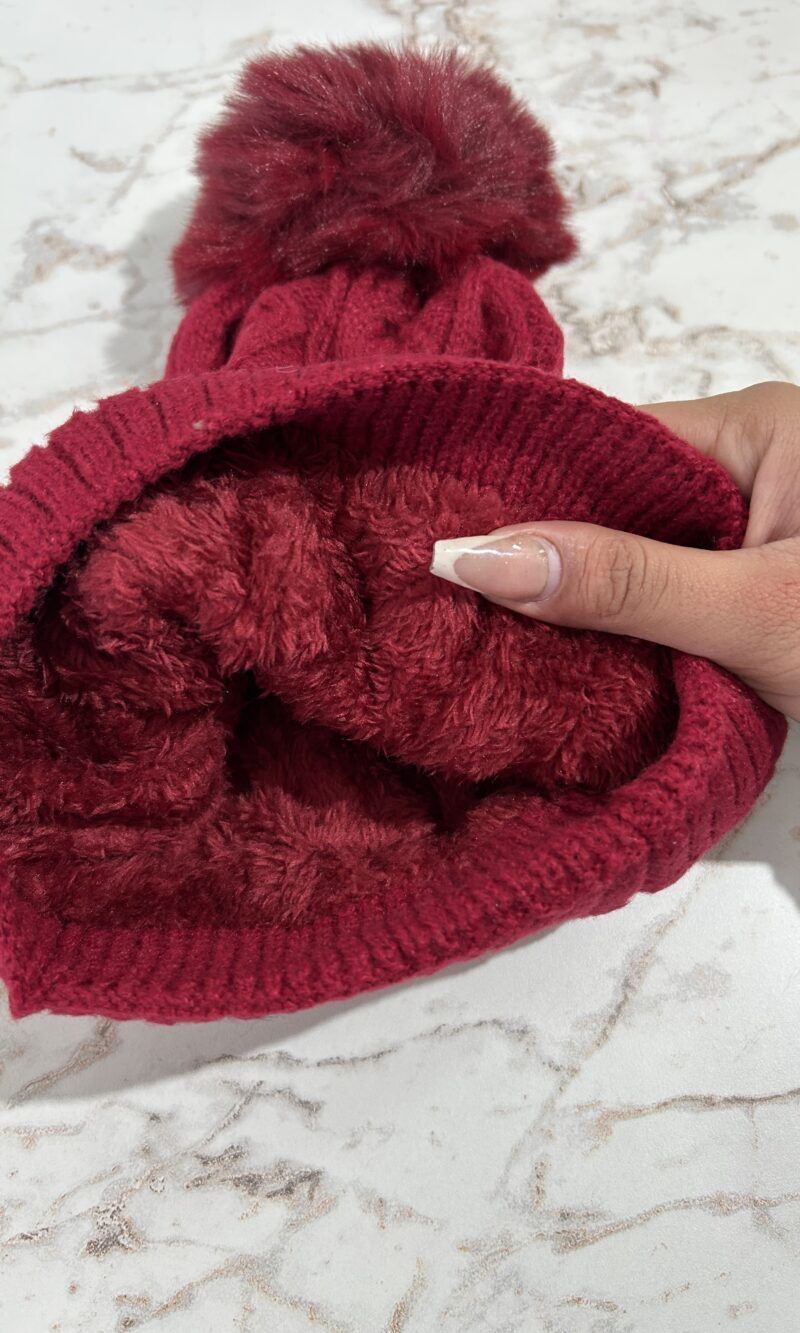 touca pompom bordô liso