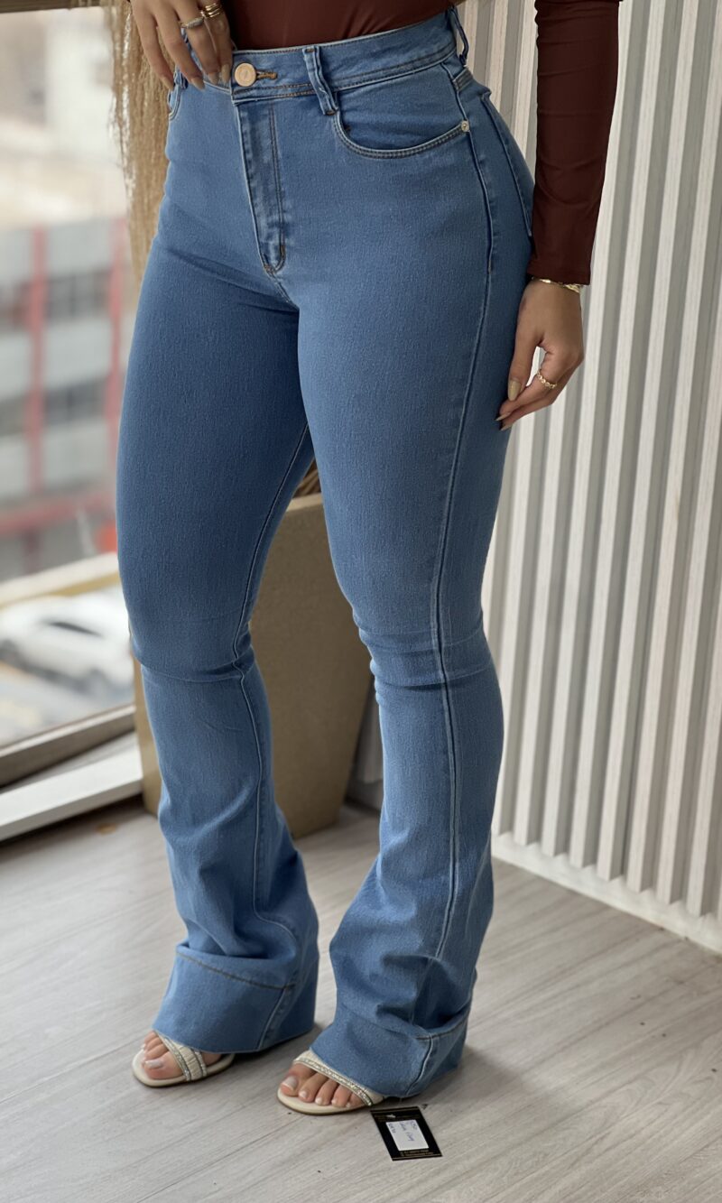 calça jeans flare flay