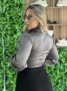 camisa cropped acetinado cinza chumbo