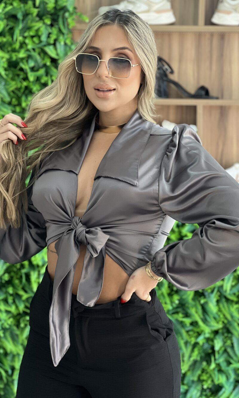 camisa cropped acetinado cinza chumbo