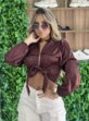 camisa cropped acetinado bordo