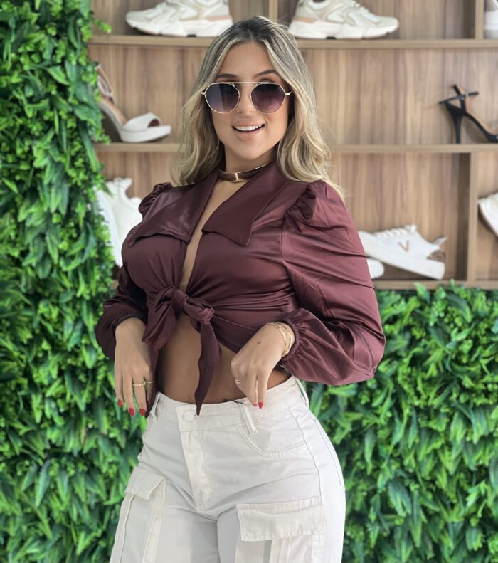 camisa cropped acetinado bordo