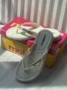 rasteira chinelo pedraria moleca off white 5548 108