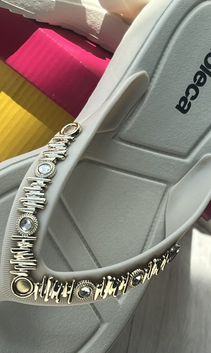 rasteira chinelo pedraria moleca off white 5548 108