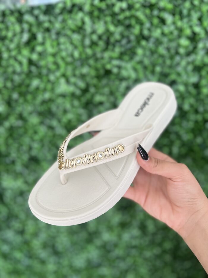 rasteira chinelo pedraria moleca off white 5548 108 rasteira chinelo pedraria moleca off white 5548 108