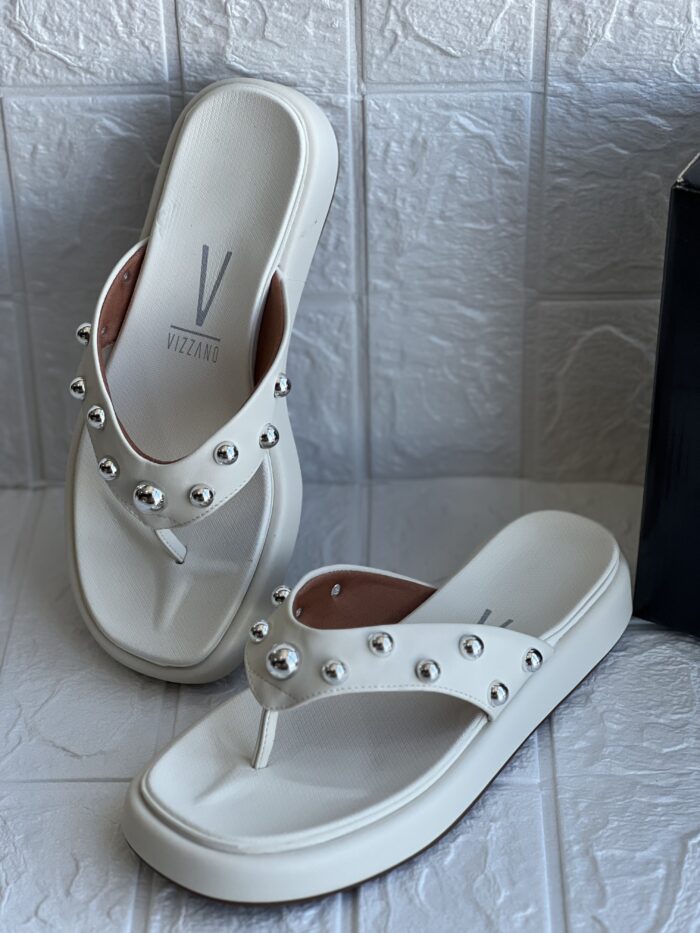 chinelo rasteira tachas off white vizzano 6506 106 chinelo rasteira tachas off white vizzano 6506 106