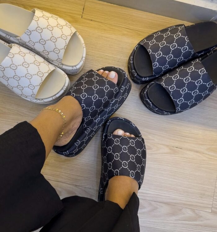 tamanco tendencia estampado preto