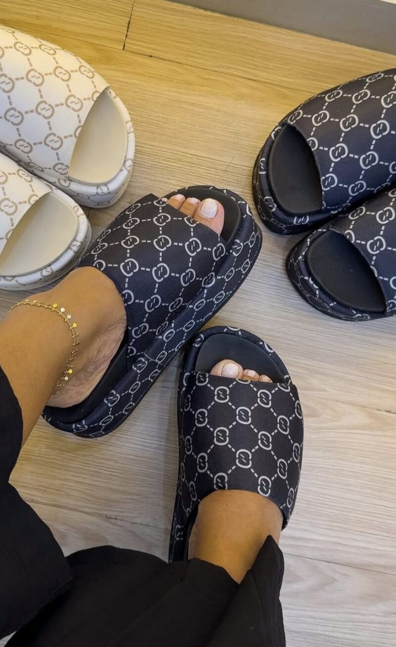 tamanco tendencia estampado preto