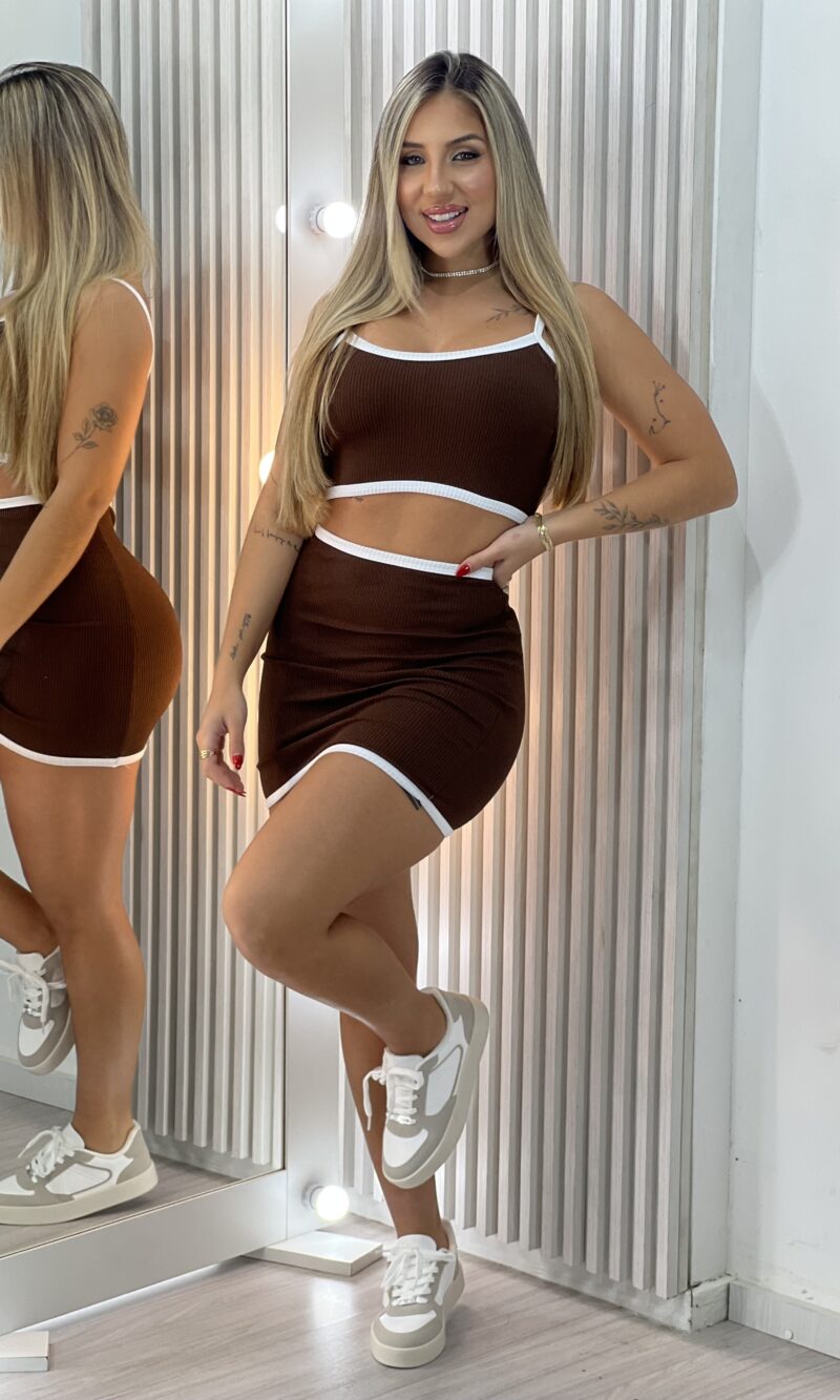 conjunto kika marrom