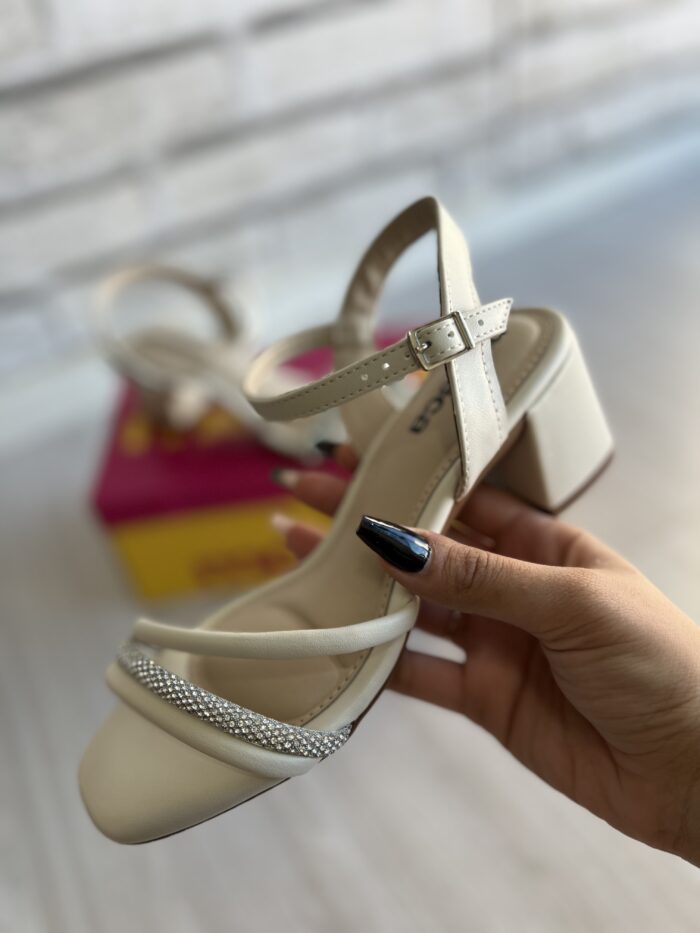 sandalia valencia off white moleca 5496 113 sandalia valencia off white moleca 5496 113