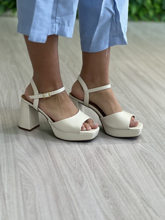 sandalia salto bloco off white vizzano 6472 207 sandalia salto bloco off white vizzano 6472 207