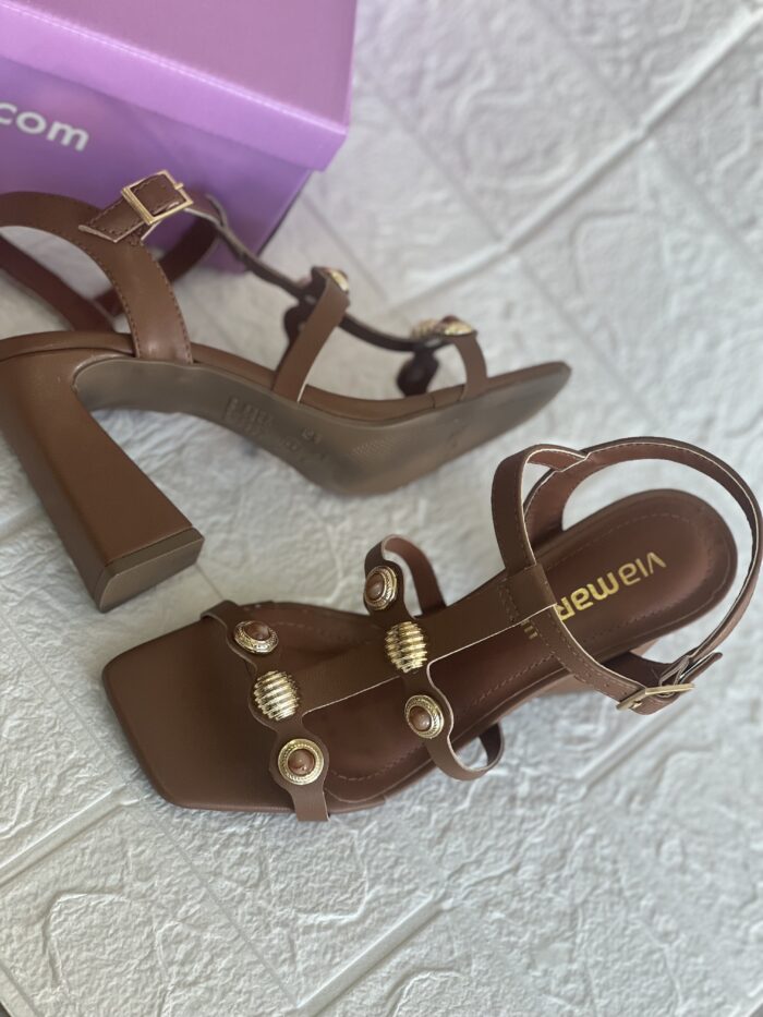 sandalia tachas doce de leite via marte 150 018 01 sandalia tachas doce de leite via marte 150 018 01