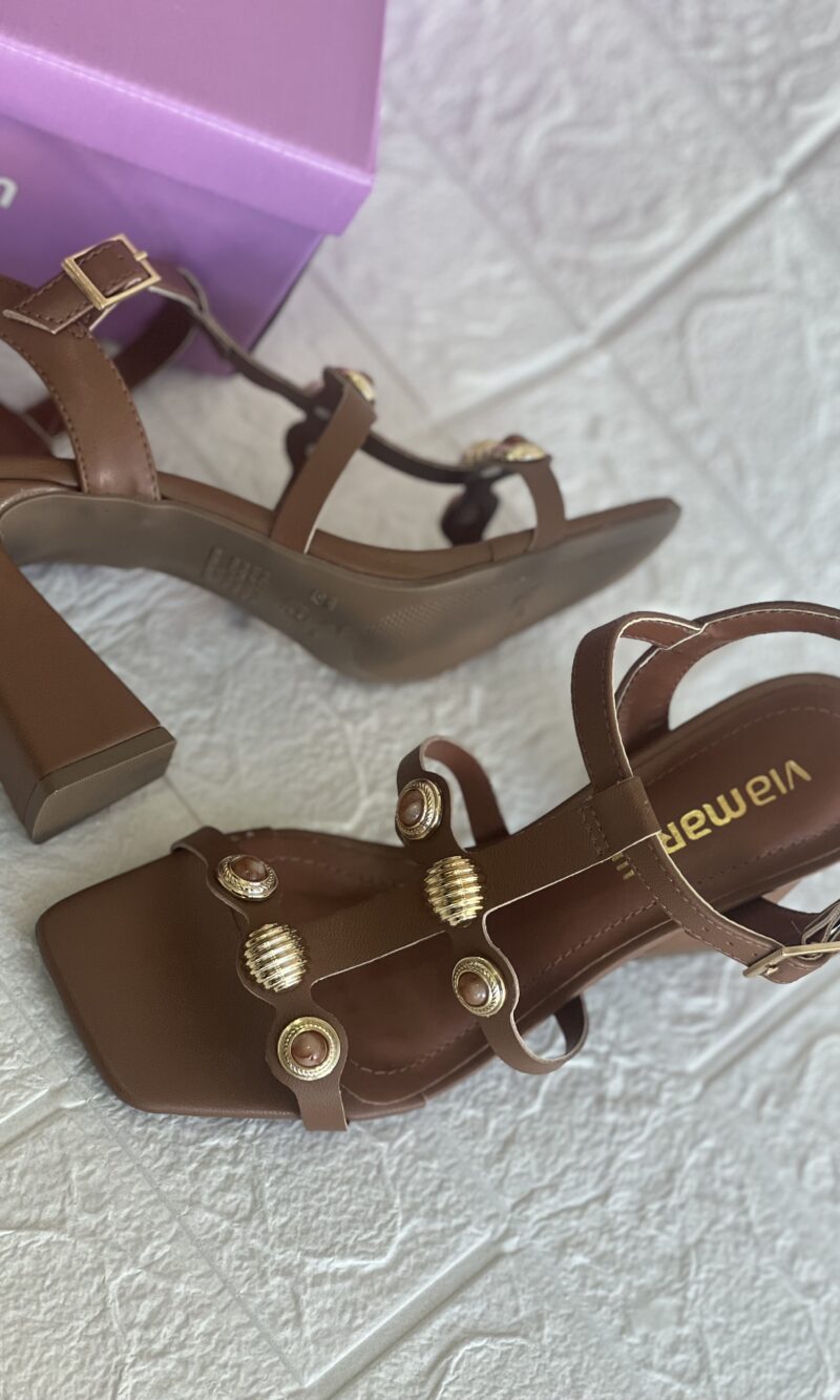 sandalia tachas doce de leite via marte 150 018 01