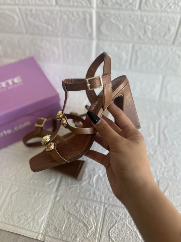 sandalia tachas doce de leite via marte 150 018 01 sandalia tachas doce de leite via marte 150 018 01