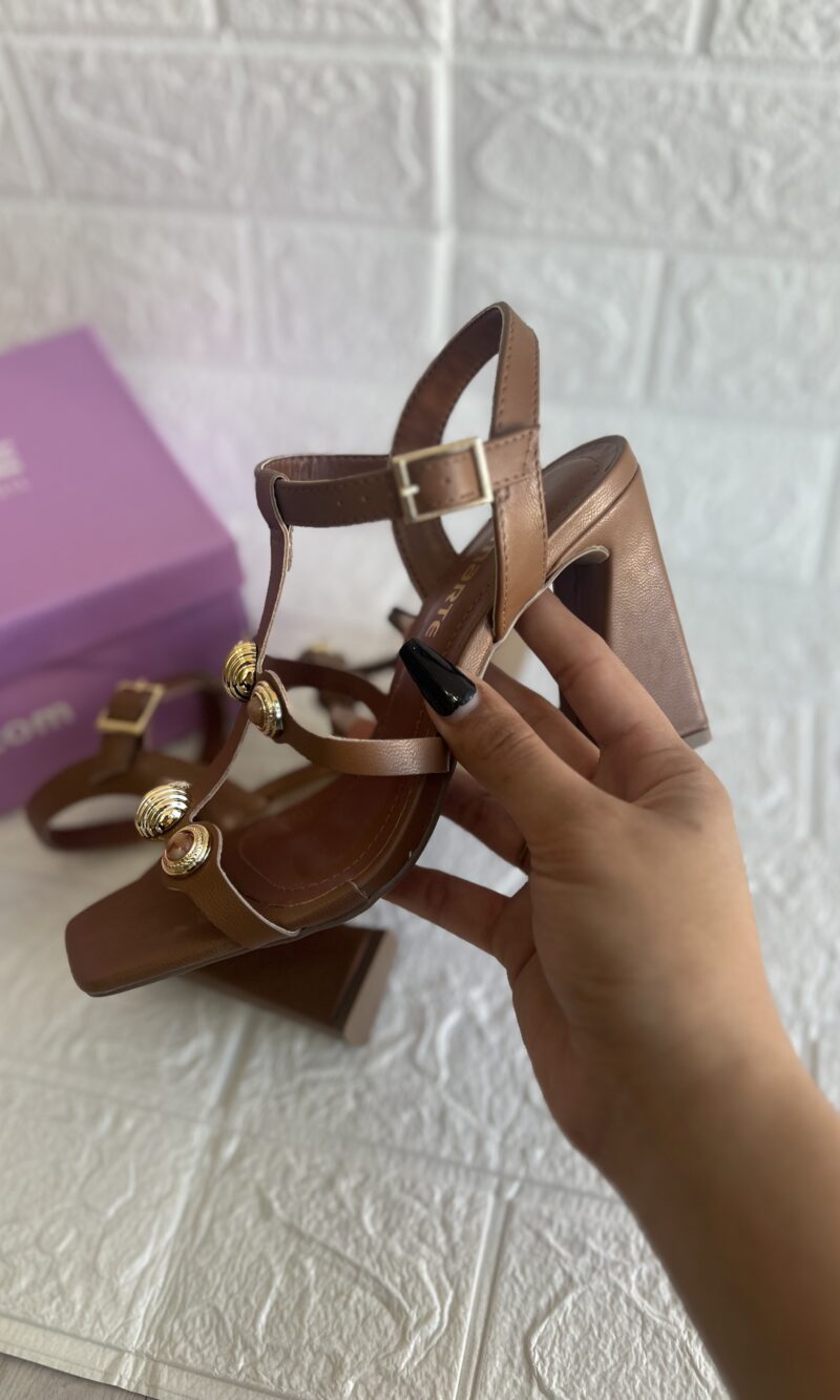 sandalia tachas doce de leite via marte 150 018 01