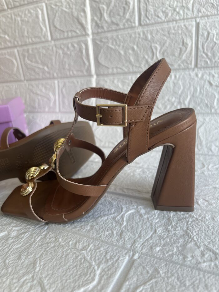 sandalia tachas doce de leite via marte 150 018 01 sandalia tachas doce de leite via marte 150 018 01