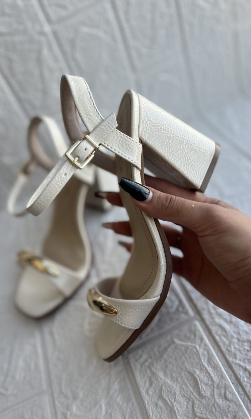 sandalia enfeite ouro verniz croco off white ramarim 25 41202