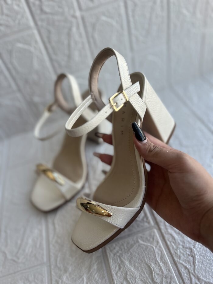 sandalia enfeite ouro verniz croco off white ramarim 25 41202