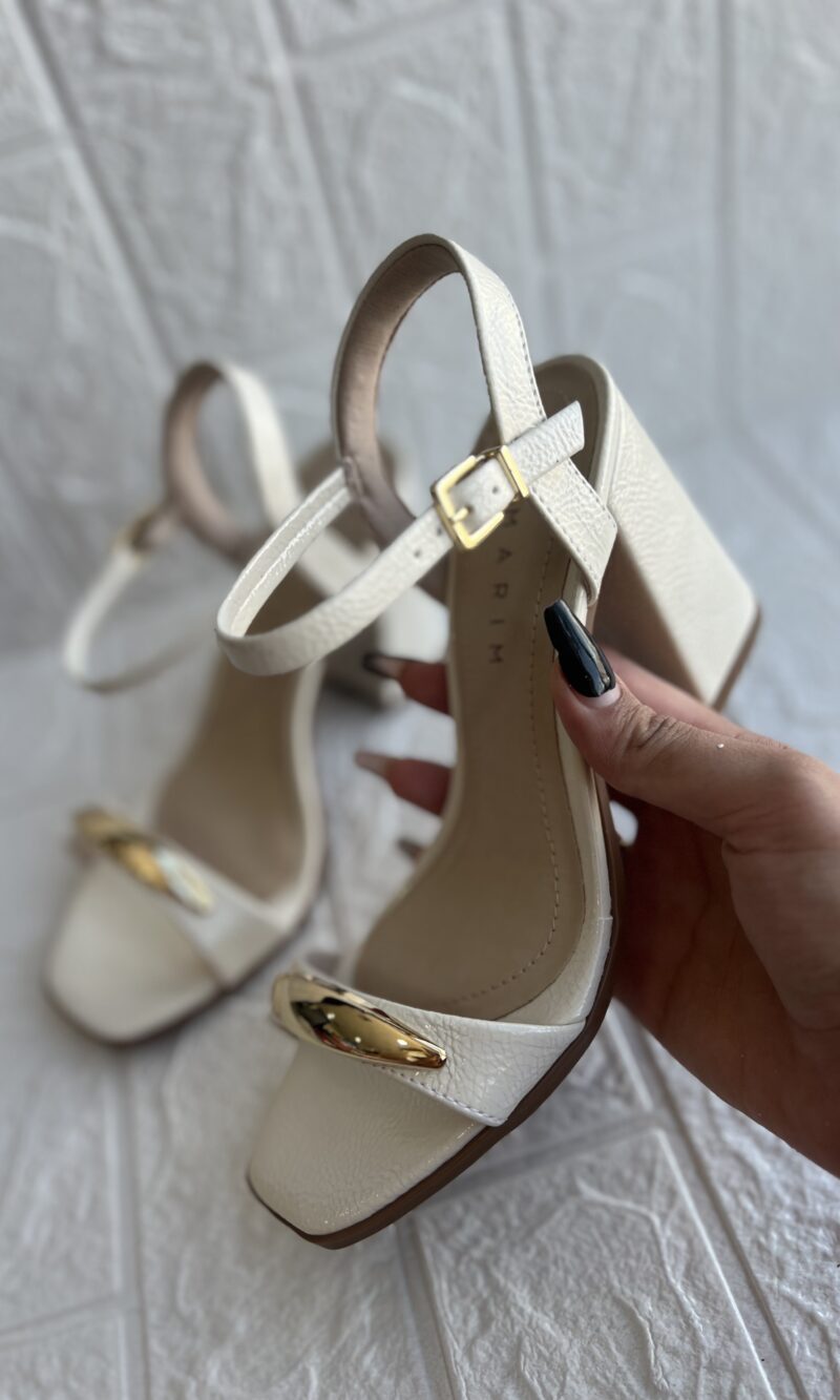 sandalia enfeite ouro verniz croco off white ramarim 25 41202