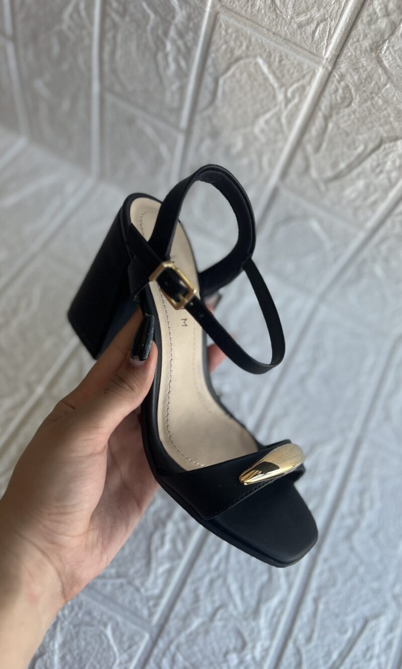 sandalia enfeite ouro preto ramarim 25 41202