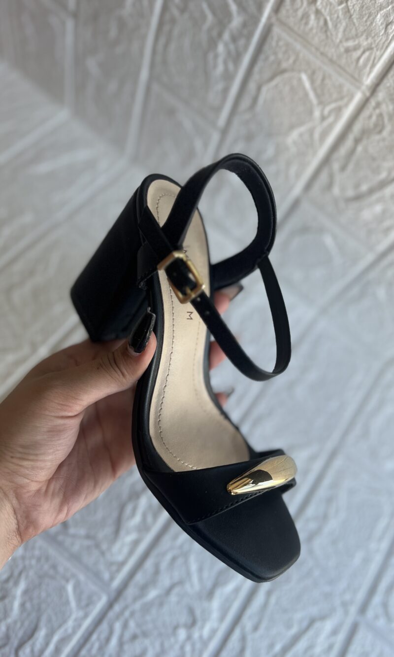 sandalia enfeite ouro preto ramarim 25 41202