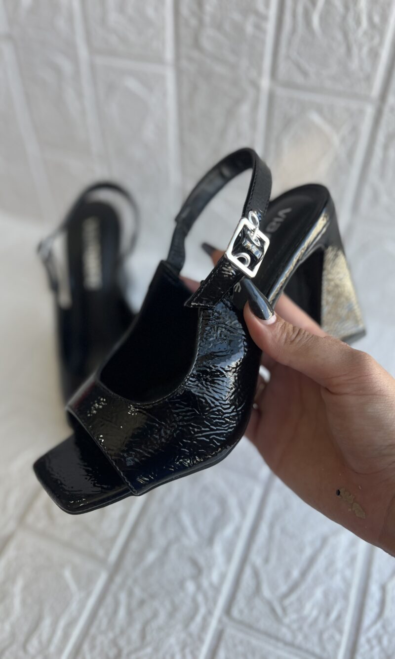 sandalia verniz glossy preto via marte 150 010 01