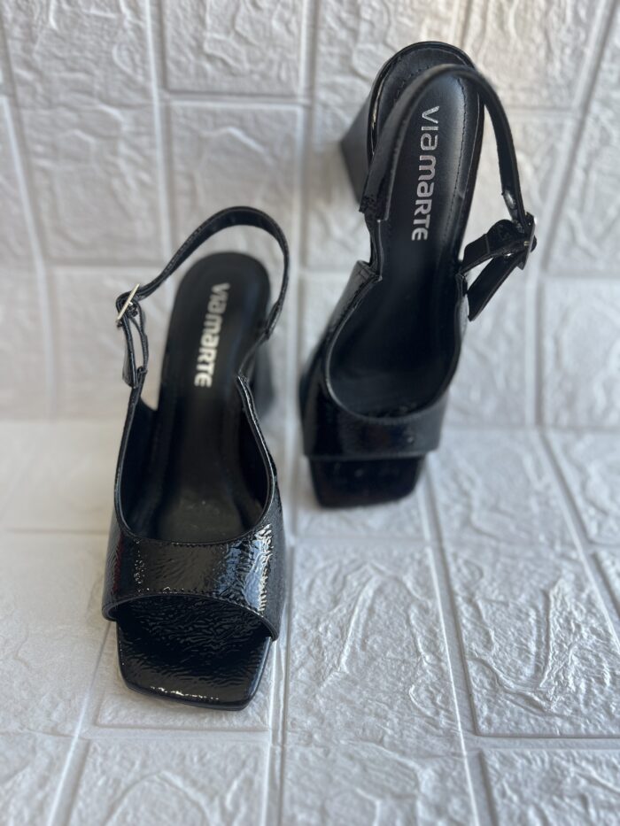sandalia verniz glossy preto via marte 150 010 01