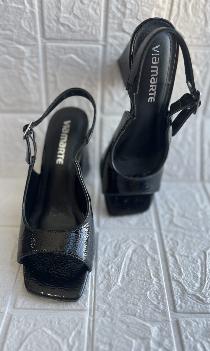 sandalia verniz glossy preto via marte 150 010 01