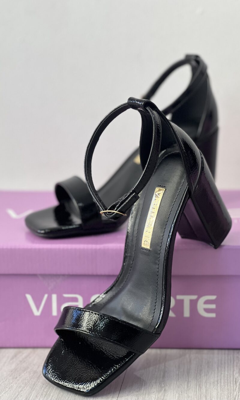 sandalia verniz preto via marte 139 025 01