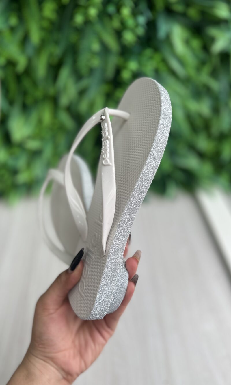 chinelo branco brilhos prata petite jolie pj6970 chinelo branco brilhos prata petite jolie pj6970