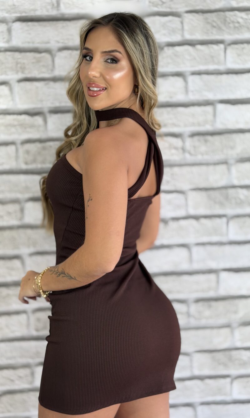 black vestido colar marrom